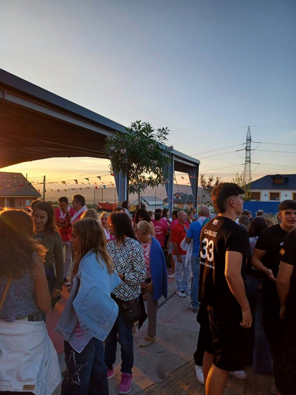 Multitud de personas en un evento al atardecer en Turienzo-Castanero