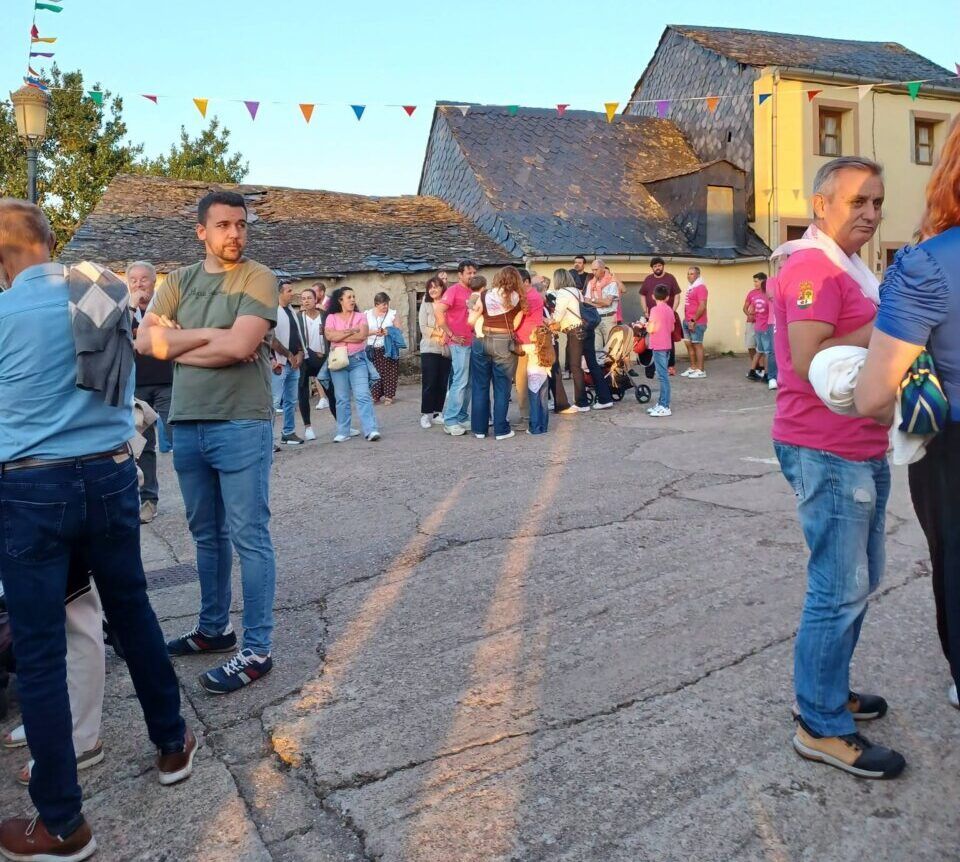 Personas reunidas en un festival en Turienzo-Castanero