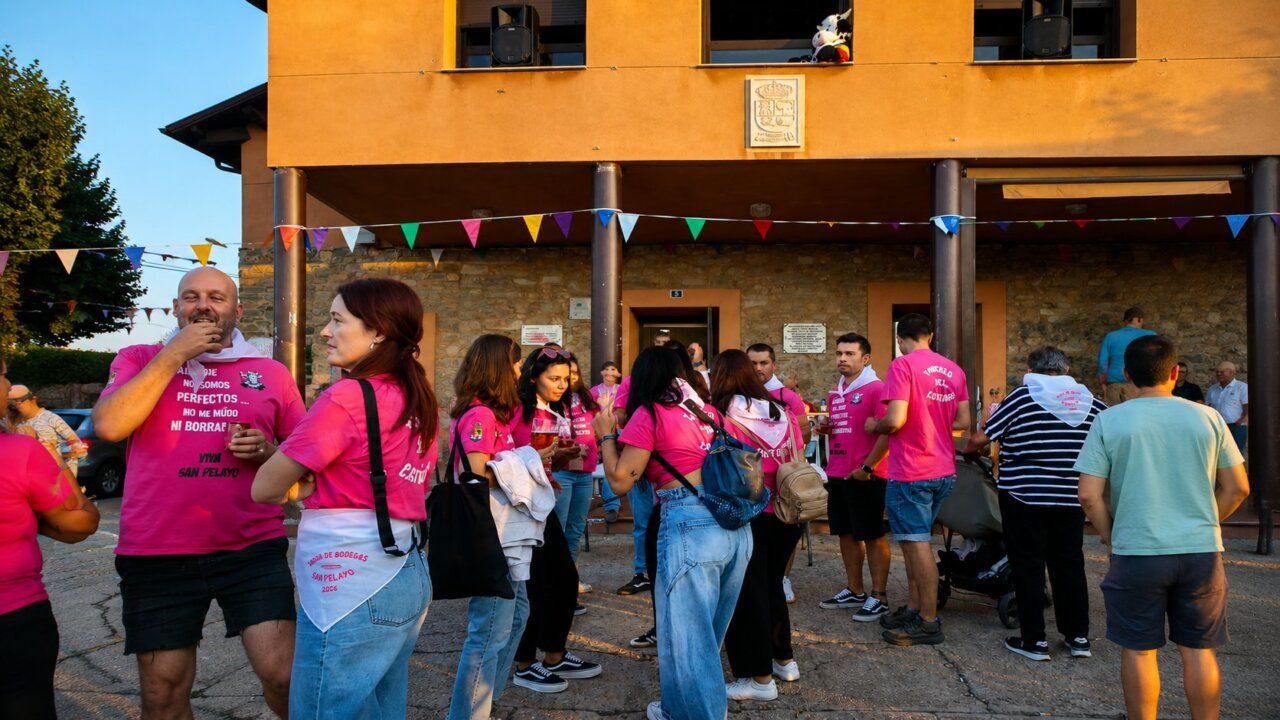 Celebración de San Pelayo en Turienzo Castañero con gente vestida de rosa.