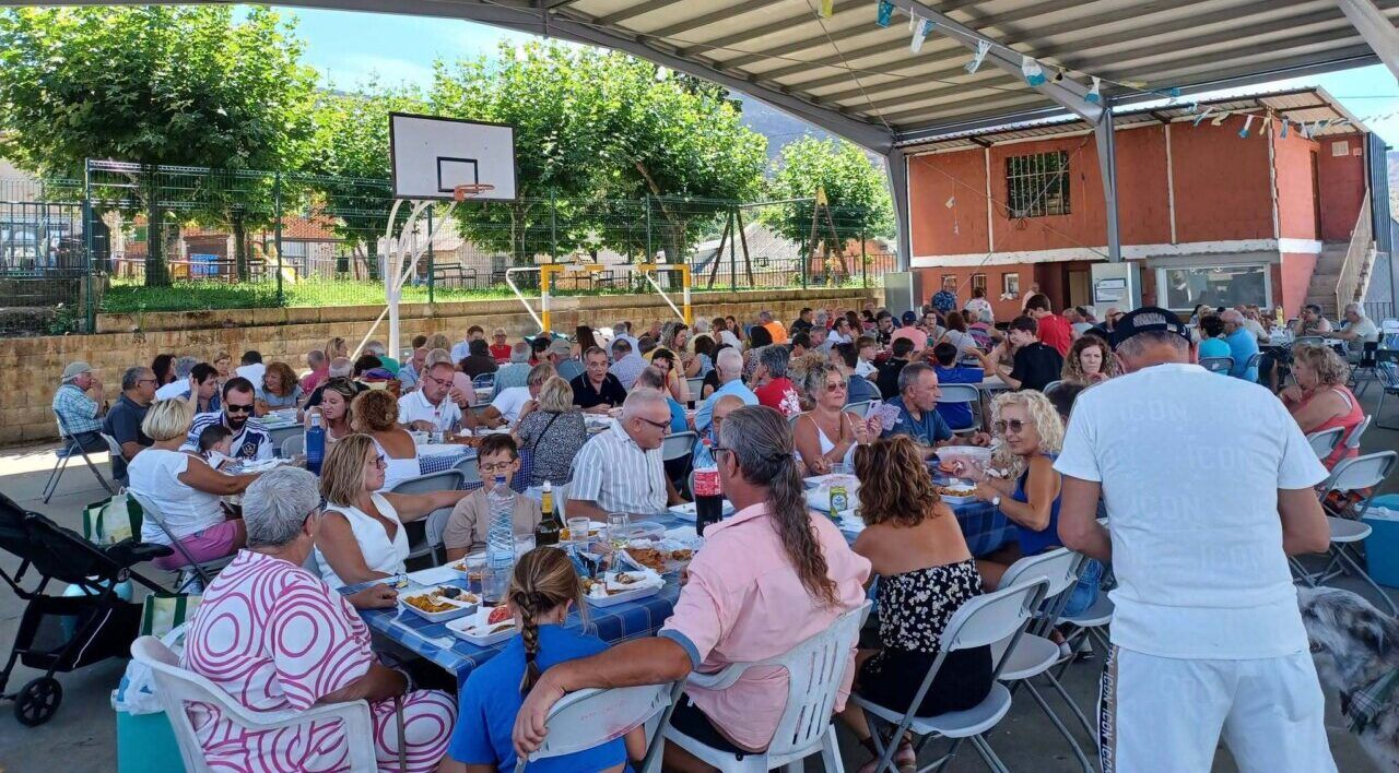 Gran reunión de vecinos en Turienzo disfrutando de una comida al aire libre.