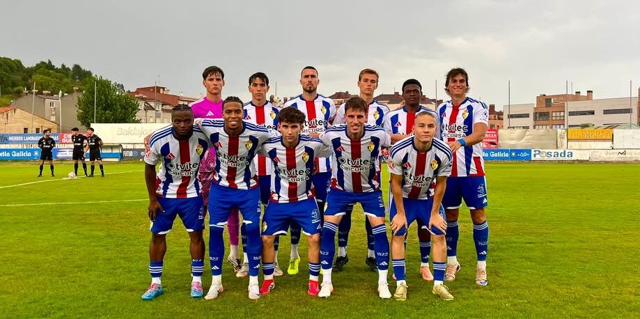 Equipo de fútbol de la Deportiva posando tras una victoria en pretemporada