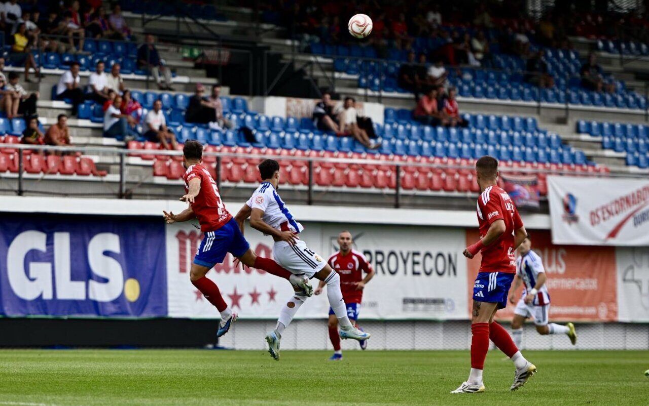 Jugadores de Ponferradina y Ourense en un partido de fútbol en O Couto.