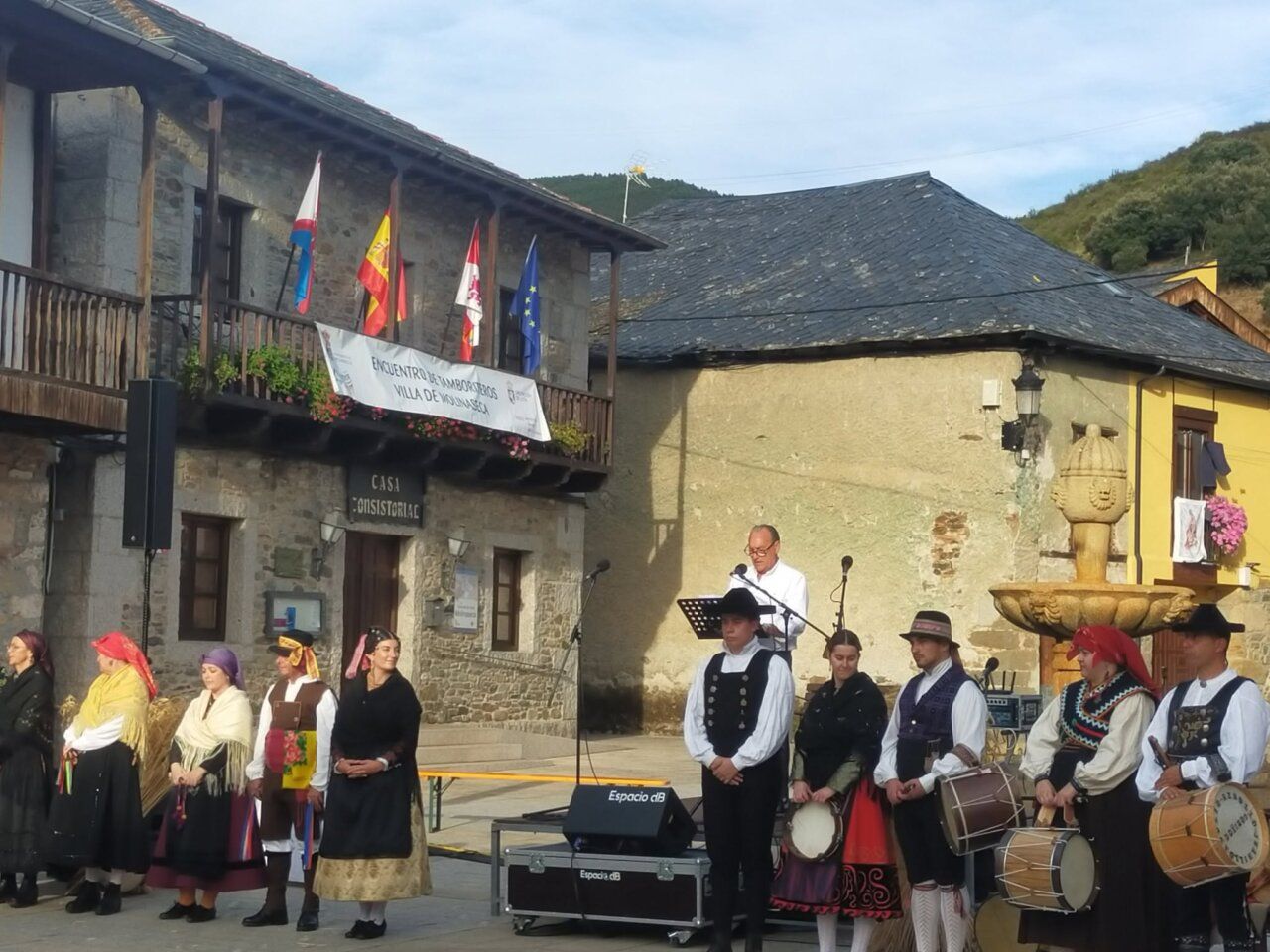 Actuación en el VII Encuentro de Tamboriteros en Molinaseca con músicos y danzas tradicionales.