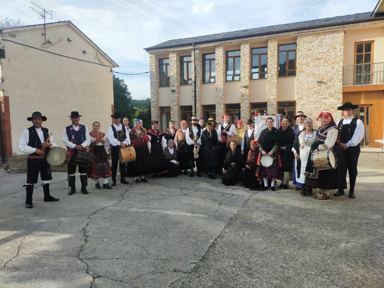 Grupo de tamboriteros y músicos en el VII Encuentro de Tamboriteros en Molinaseca