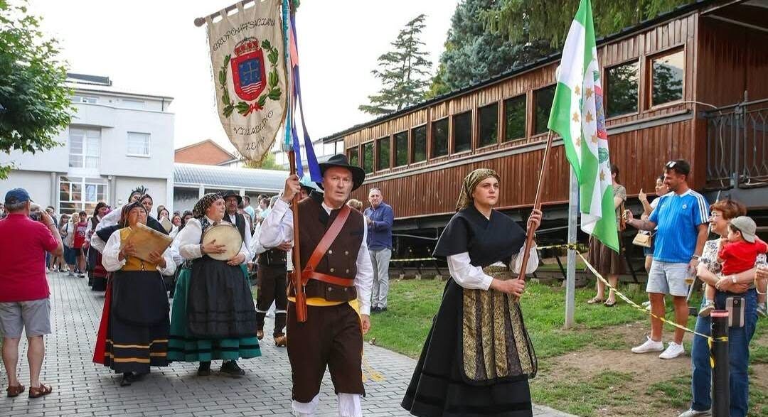 Grupo de personas en trajes tradicionales durante las fiestas de San Roque en Villablino