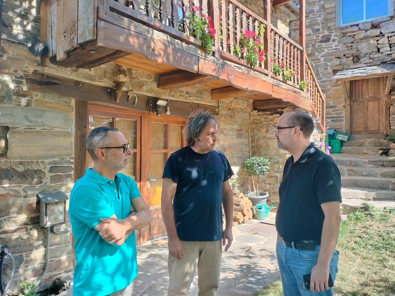 El alcalde de Ponferrada conversando en Carracedo de Compludo