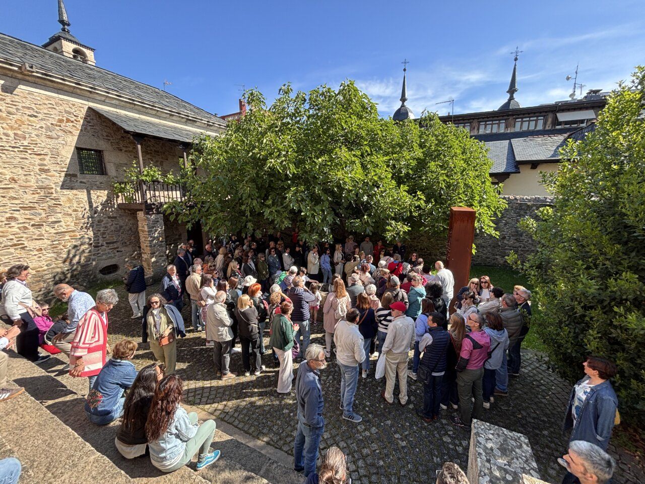 Grupo de personas participando en la visita sin huella en Ponferrada