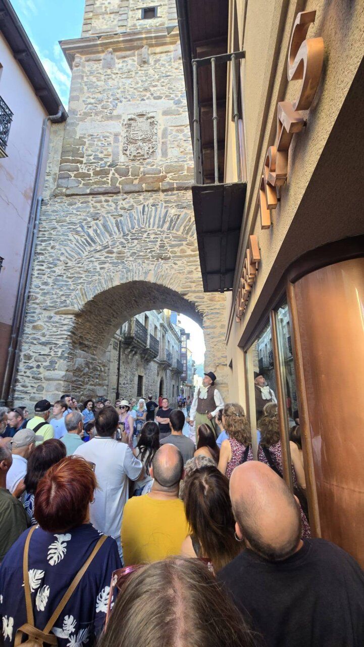 Grupo de personas disfrutando de visitas teatralizadas en Ponferrada