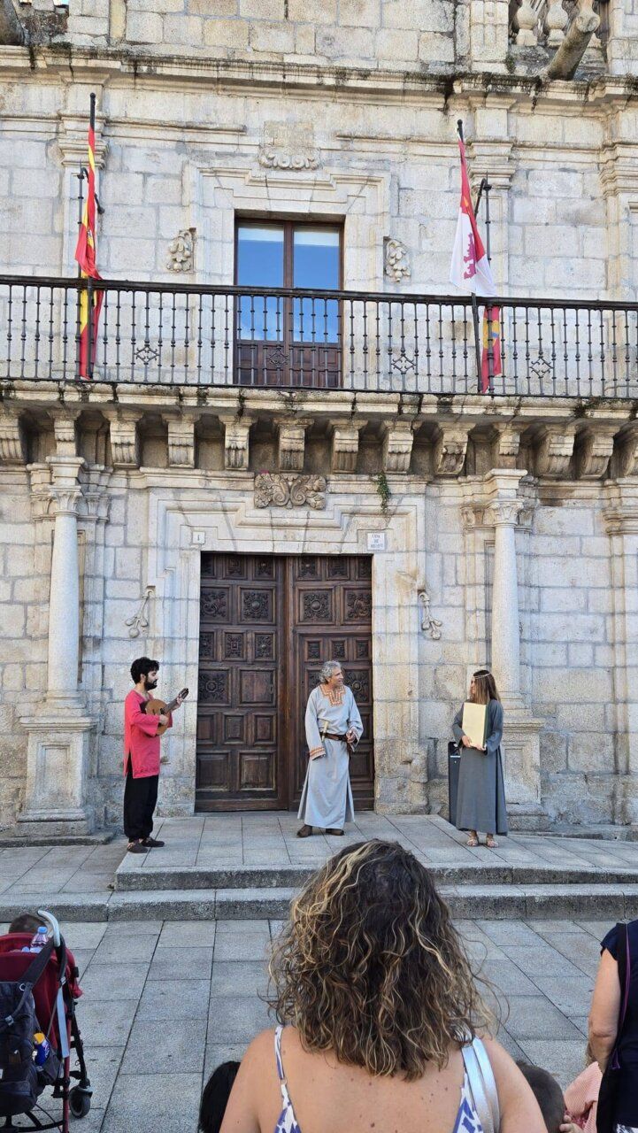 Actores en una visita teatralizada en Ponferrada