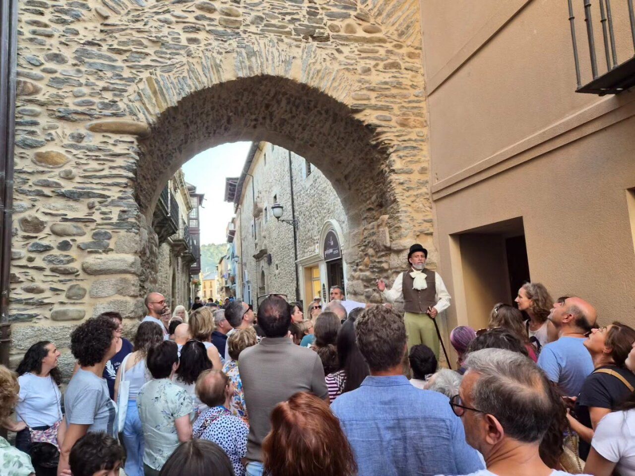 Grupo de personas en una visita teatralizada en Ponferrada