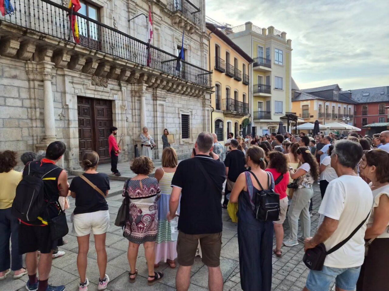 Multitud de personas en una visita teatralizada en Ponferrada