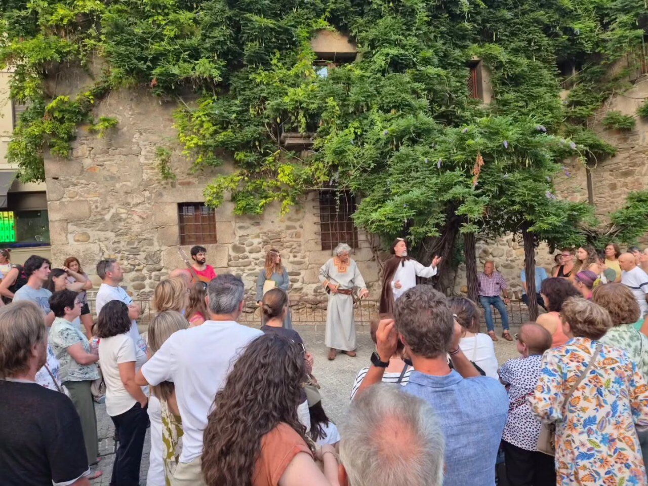 Actores realizando una visita teatralizada en el Castillo de los Templarios