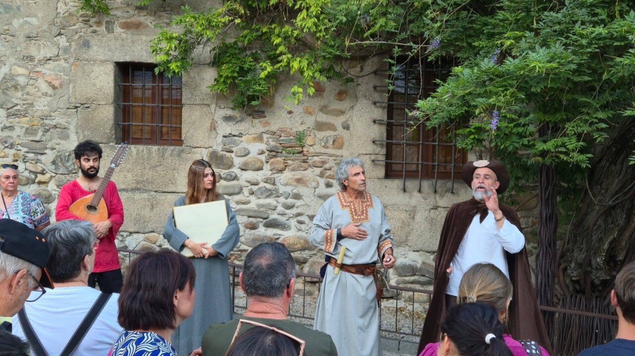Actores en una visita teatralizada en Ponferrada