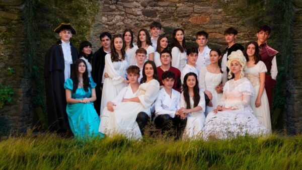 Elenco de jóvenes actores en la Torre de Villafranca del Bierzo