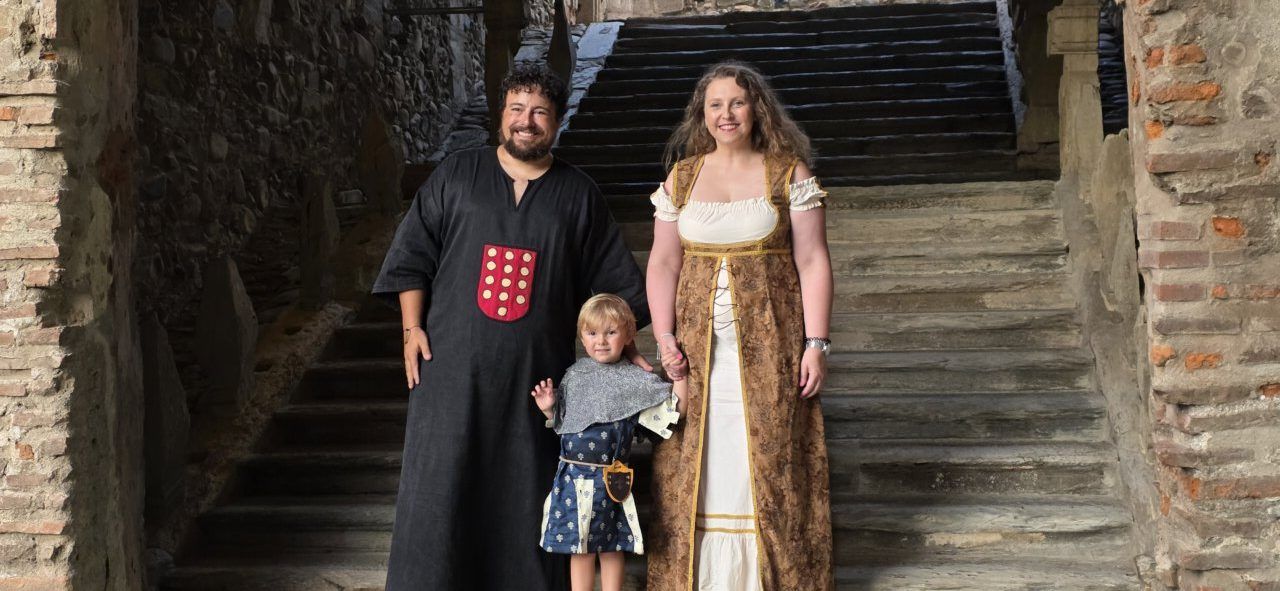 Familia vestida con trajes medievales en el claustro del Monasterio de Carracedo