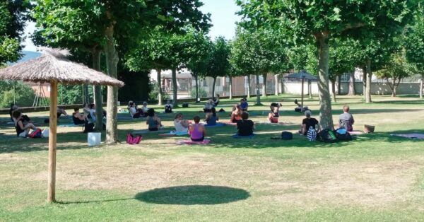 Participantes en una sesión de yoga al aire libre en Fabero