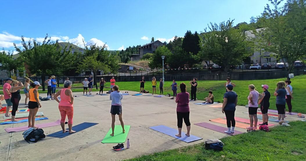 Grupo de personas practicando yoga al aire libre en Fabero