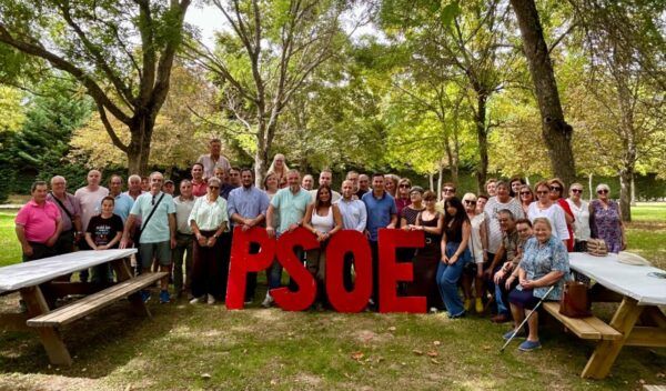 Reunión del PSOE en Boñar con miembros y simpatizantes en un parque