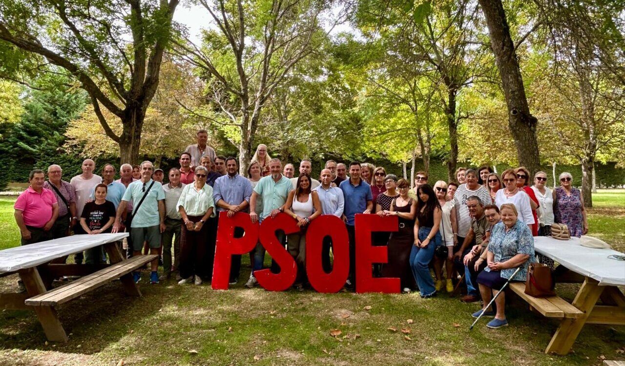 Reunión del PSOE en Boñar con miembros y simpatizantes en un parque