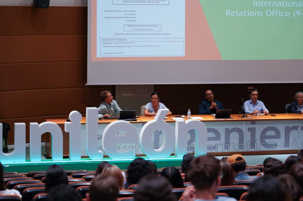 Mesa de bienvenida para estudiantes internacionales en la Universidad de León