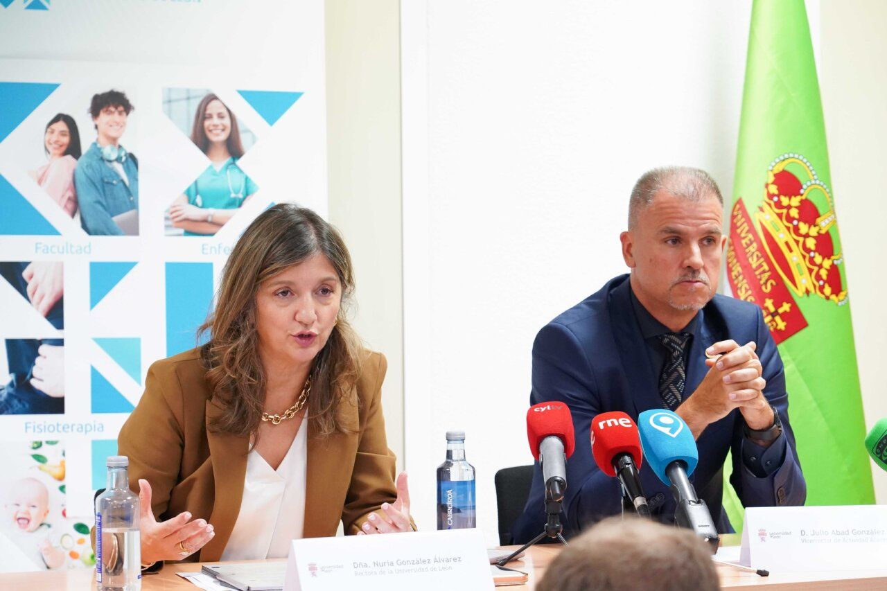Presentación de datos de matrícula en la Universidad de León con dos ponentes