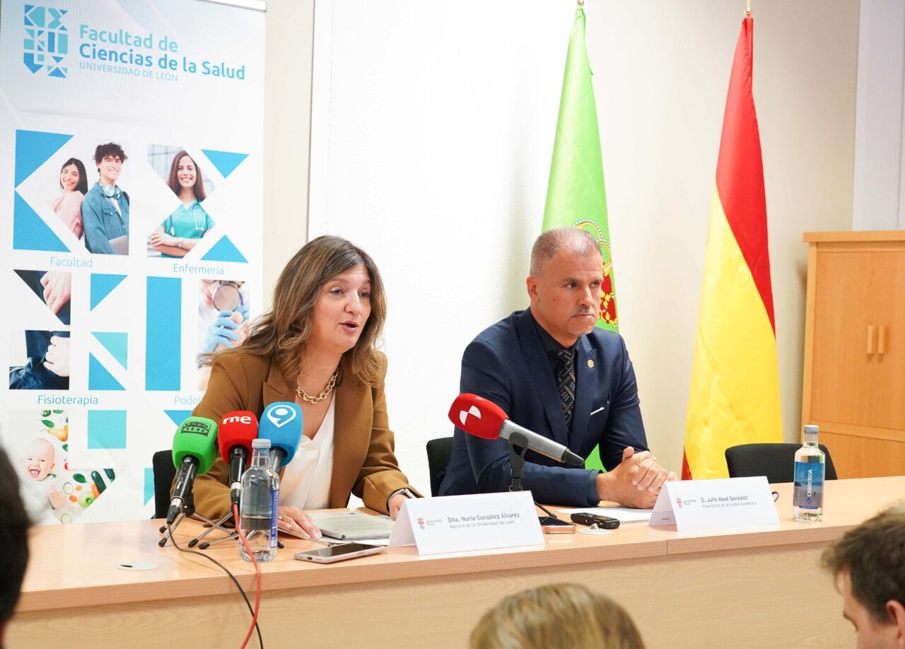 Presentación de datos de matrícula en la Universidad de León con autoridades académicas.