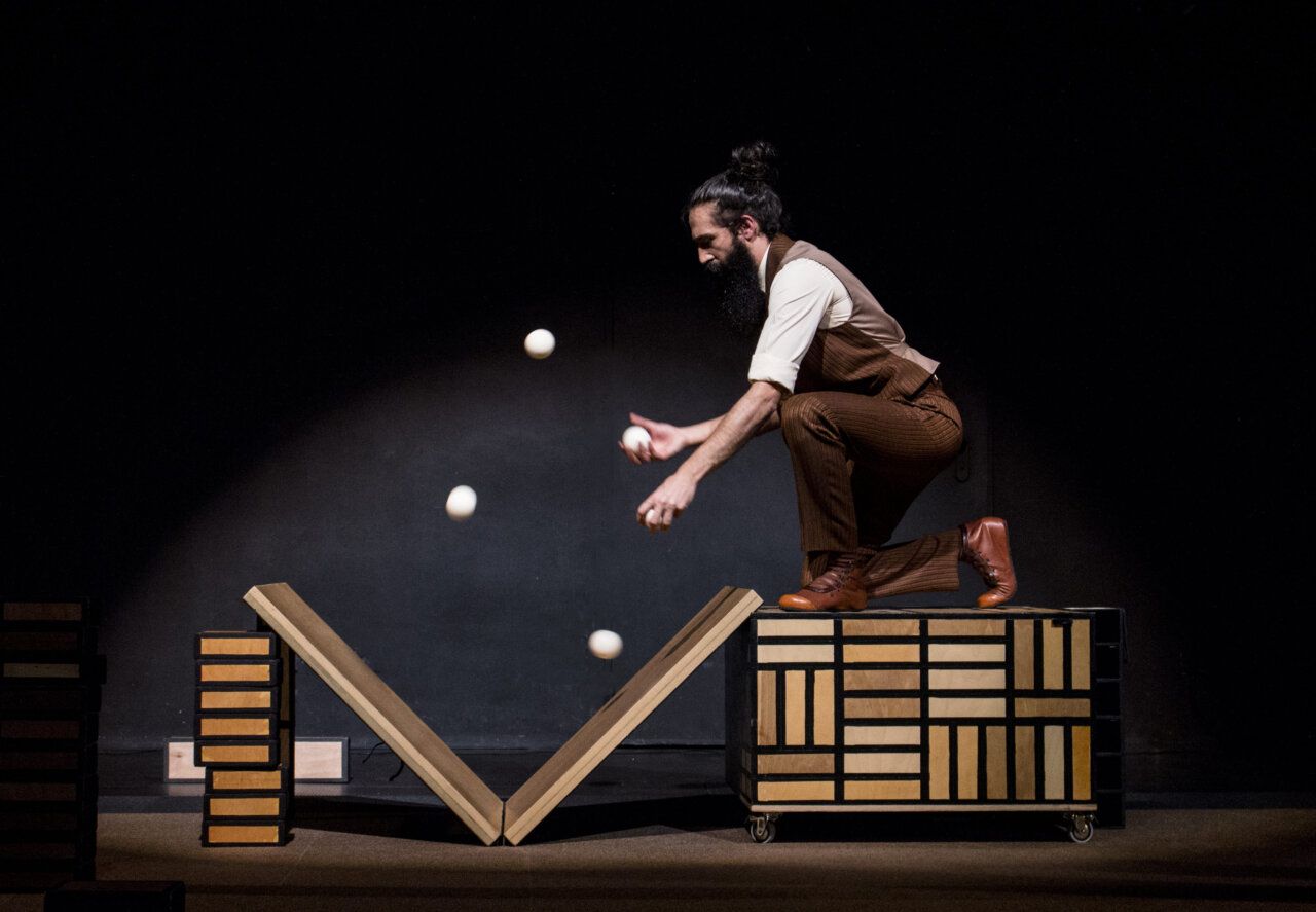 Artista de circo contemporáneo realizando malabares en el festival Sin Red