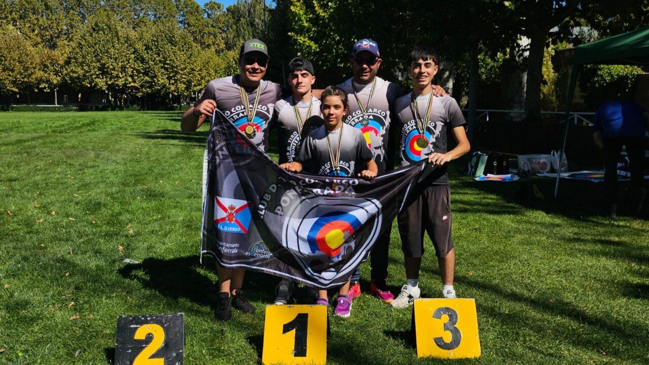 Grupo de personas con medallas y bandera en un evento deportivo
