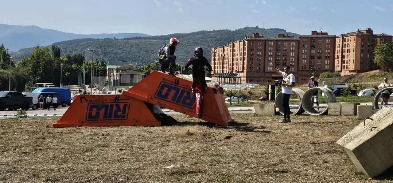 Pilotos compitiendo en el 46º Trial de la Encina en Ponferrada