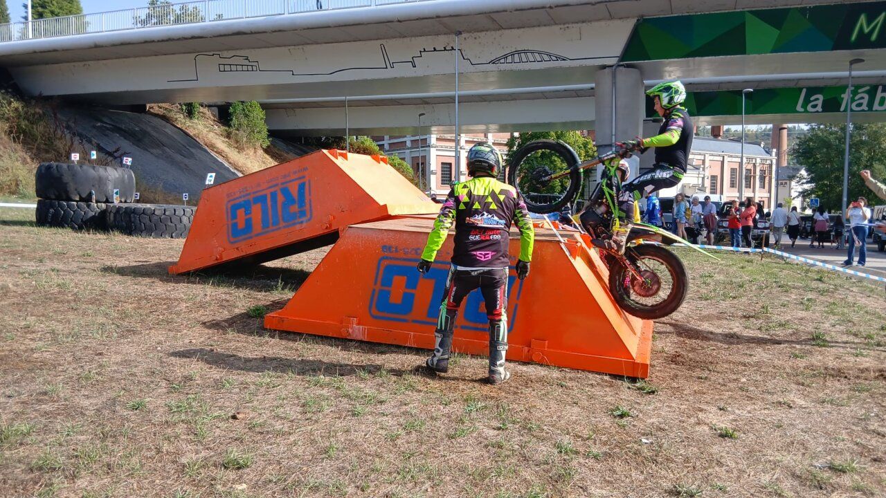 Piloto superando un obstáculo en el Trial de la Encina en Ponferrada