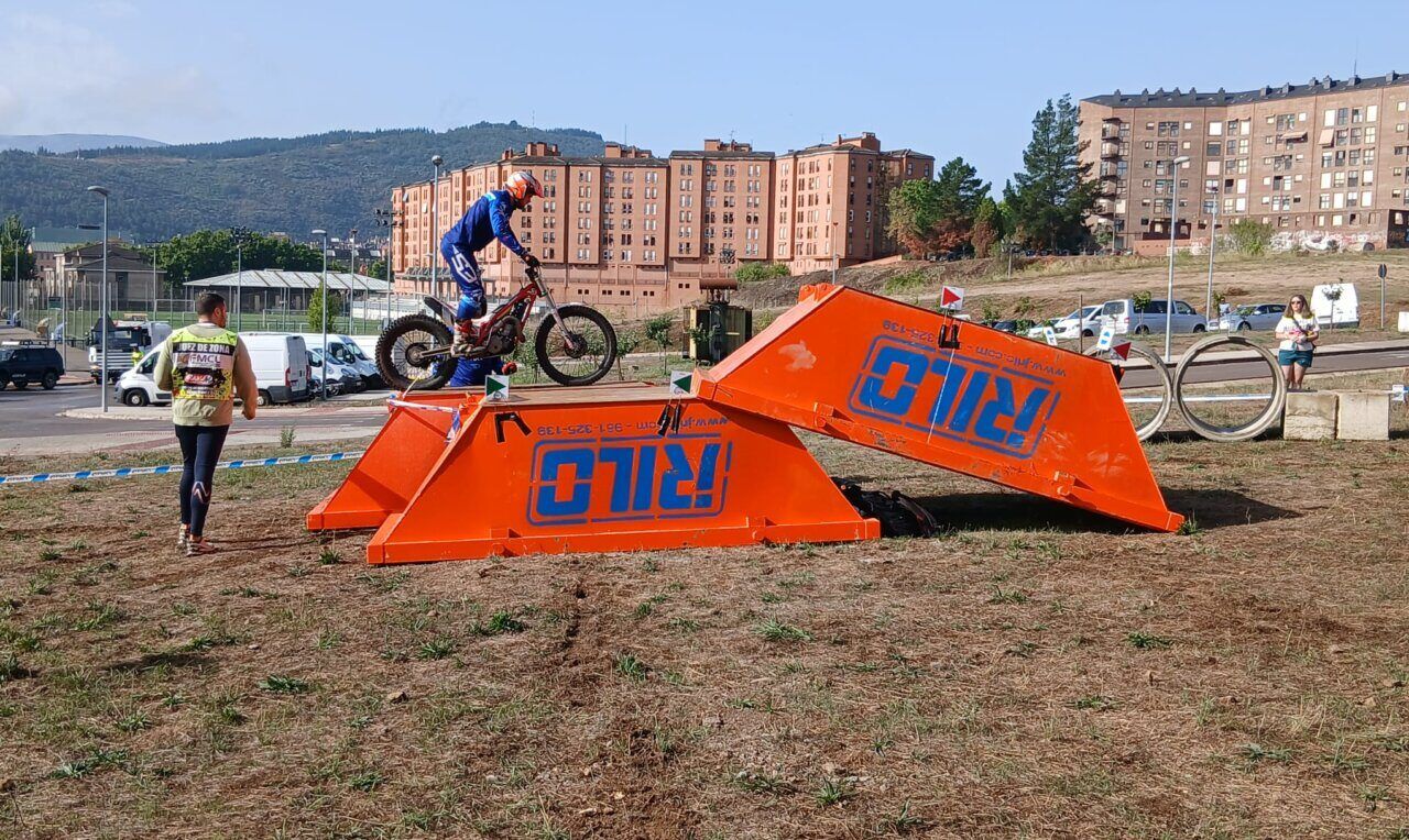 Piloto realizando una maniobra en el Trial de la Encina en Ponferrada