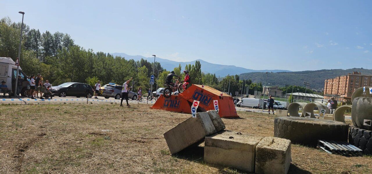 Pilotos compitiendo en el 46º Trial de la Encina en Ponferrada