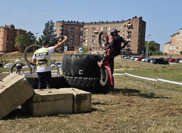 Piloto realizando una maniobra en el Trial de la Encina en Ponferrada