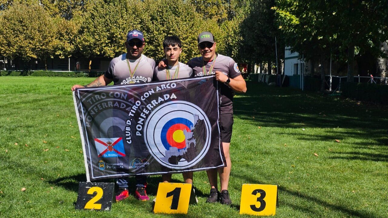 Miembros del Club de Tiro con Arco de Ponferrada en un evento deportivo