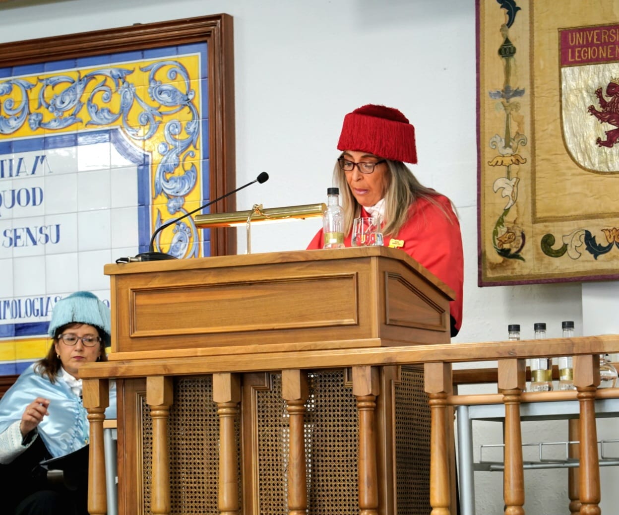 Acto de apertura del curso académico en la Universidad de León con la rectora en el podio.