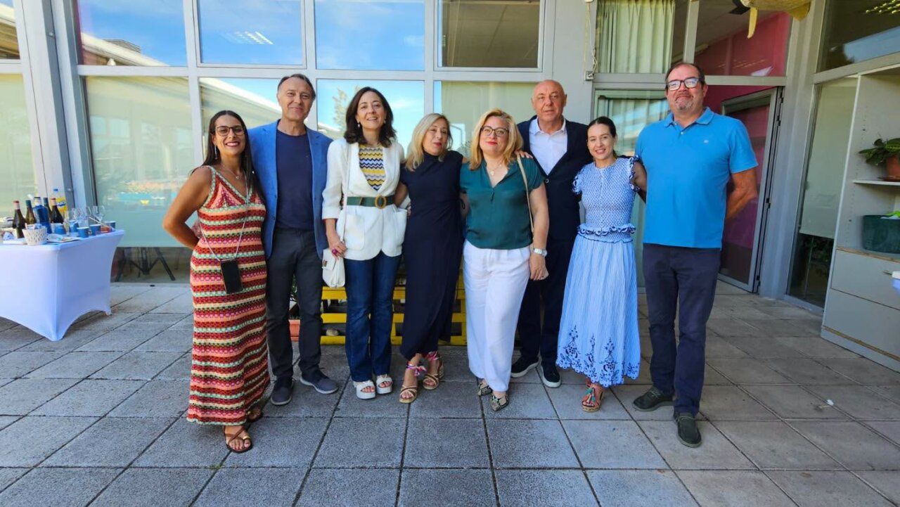 Grupo de personas en evento sobre Alzheimer en Arganza