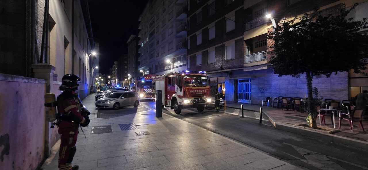 Bomberos y vehículos de emergencia en la avenida de Valdés