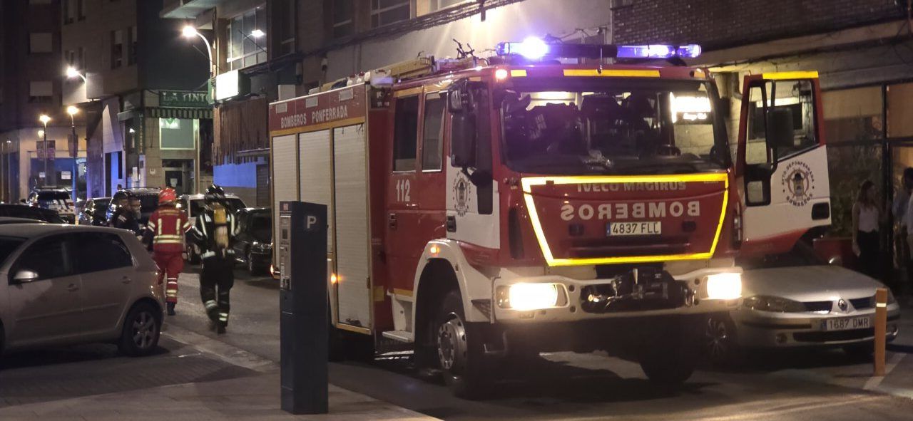 Camión de bomberos en la avenida de Valdés durante un incidente de barbacoa