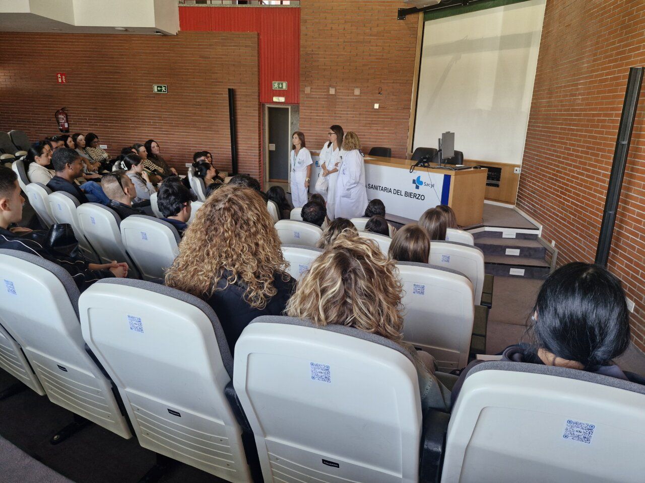 Alumnas de TCAE en la bienvenida en el Hospital El Bierzo