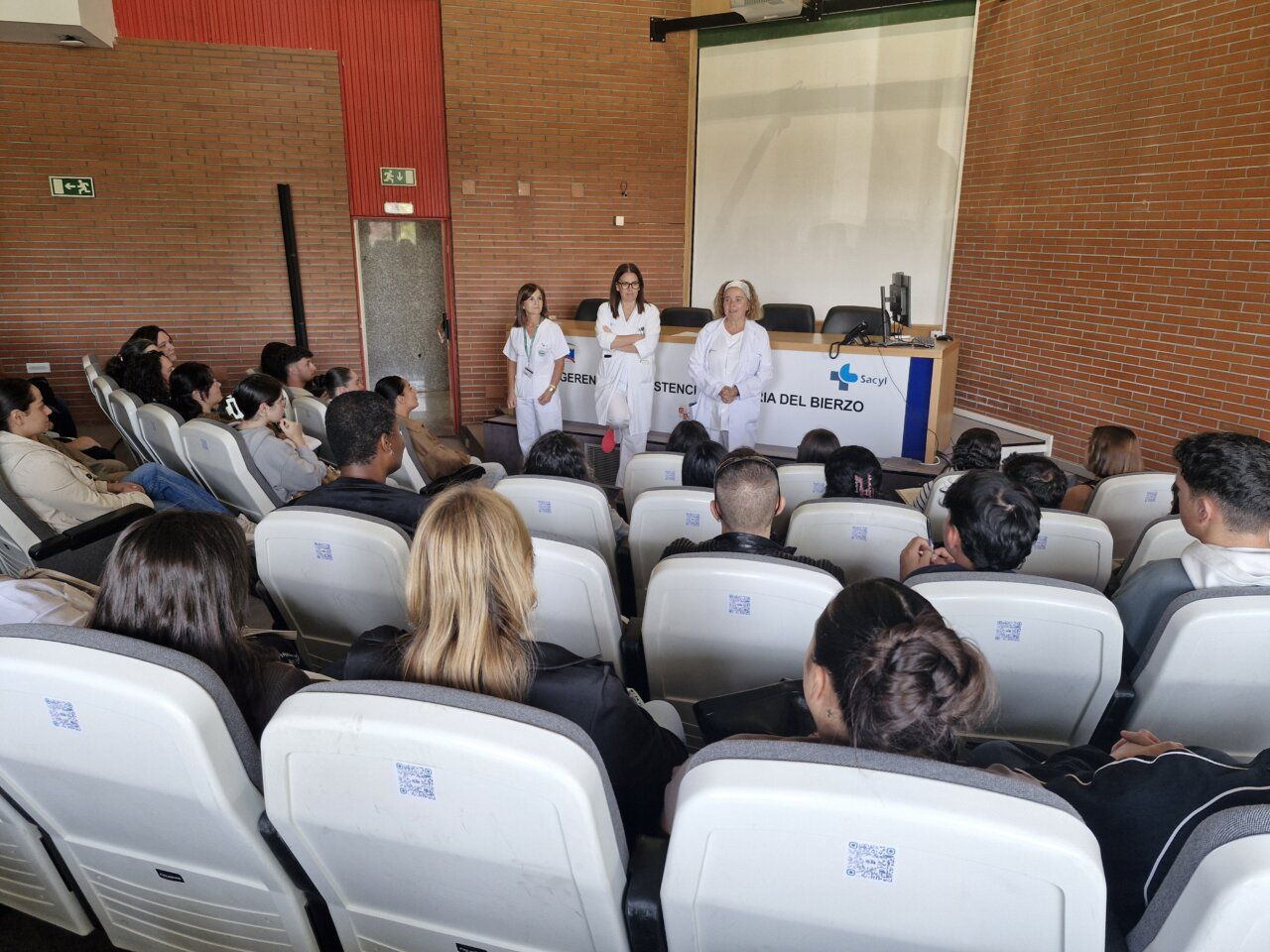 Alumnas de TCAE durante la bienvenida en el Hospital El Bierzo
