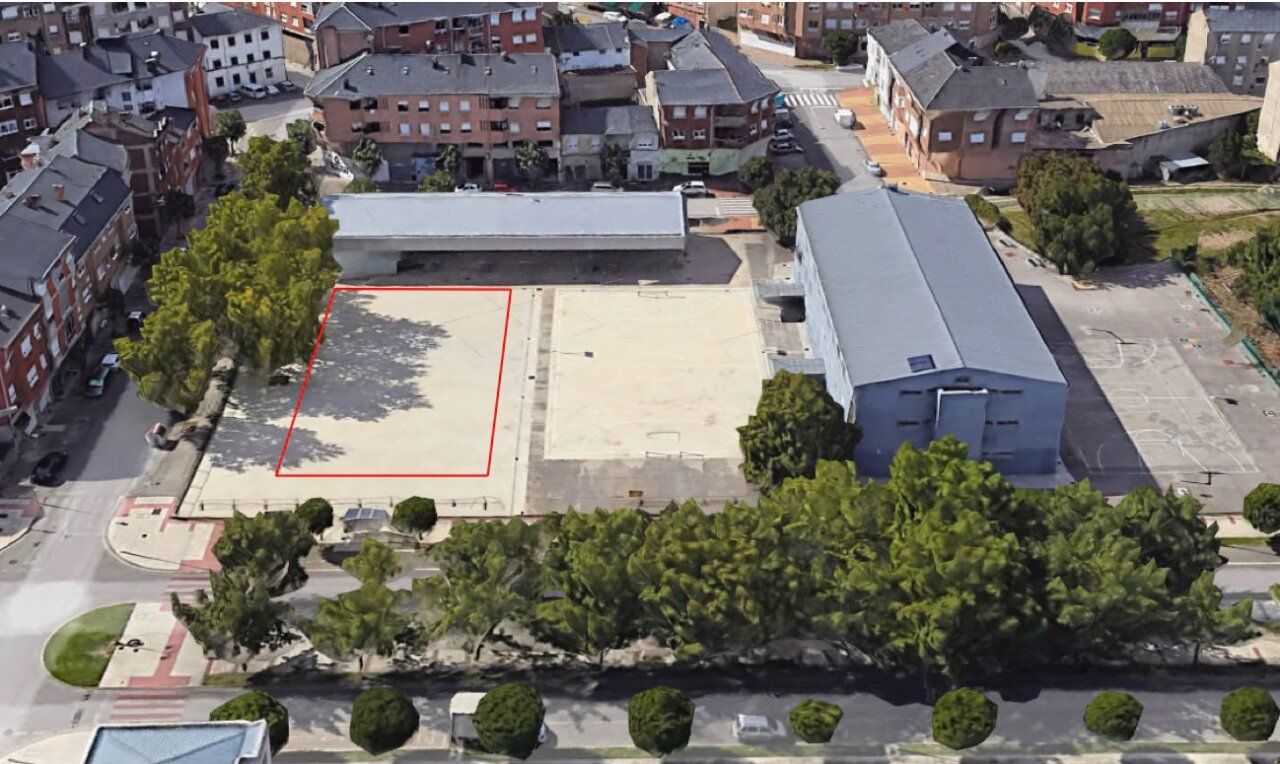 Vista aérea del CEIP Flores del Sil y su futura pista cubierta