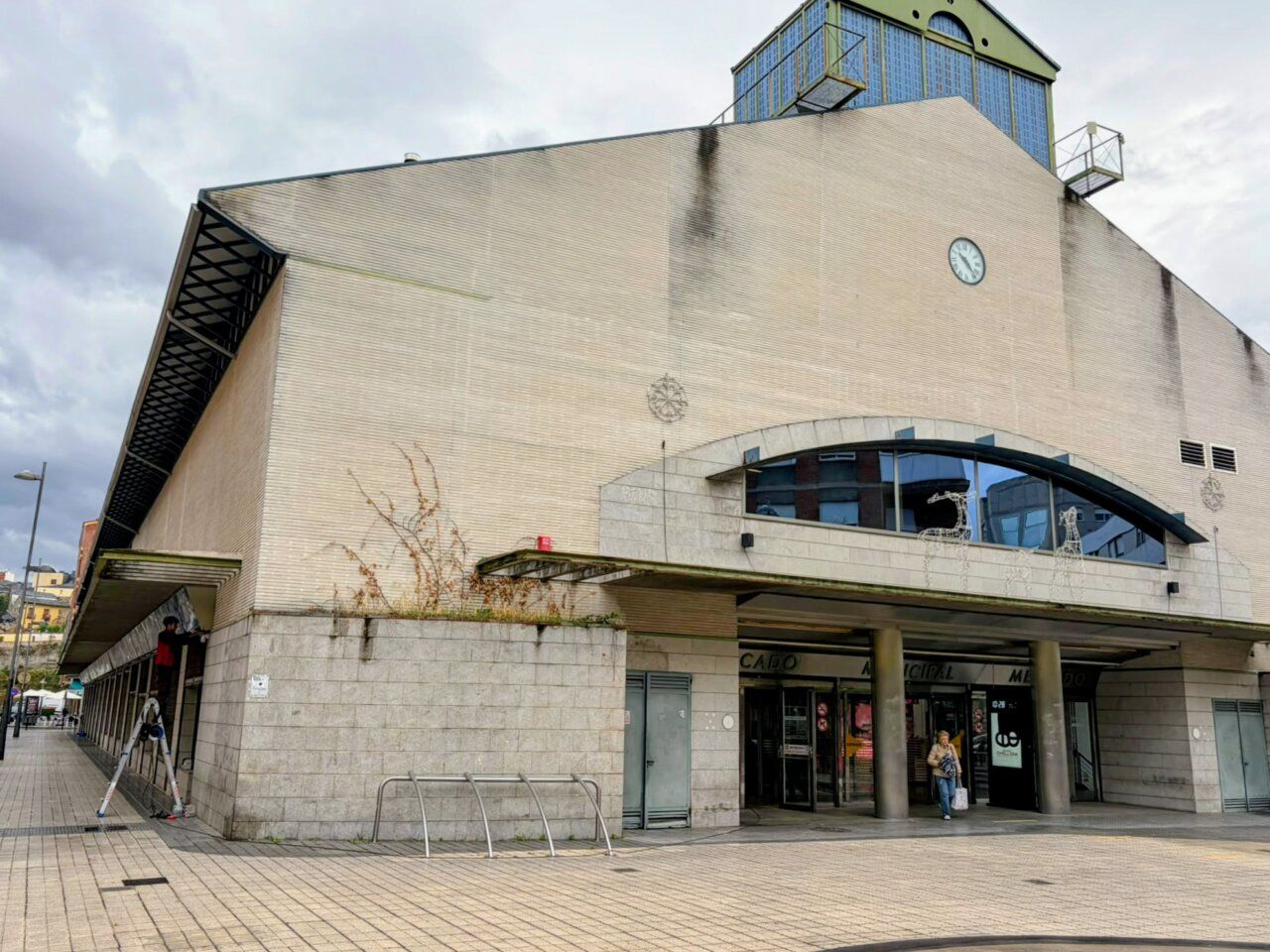 Fachada del Mercado de Abastos de Ponferrada con mejoras de seguridad
