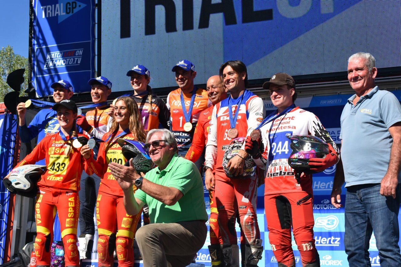 Pilotos en el podio del Campeonato del Mundo de Trial 2026 en Pobladura de las Regueras