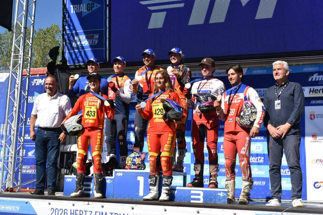 Pilotos en el podio del Campeonato del Mundo de Trial 2026 en Pobladura de las Regueras