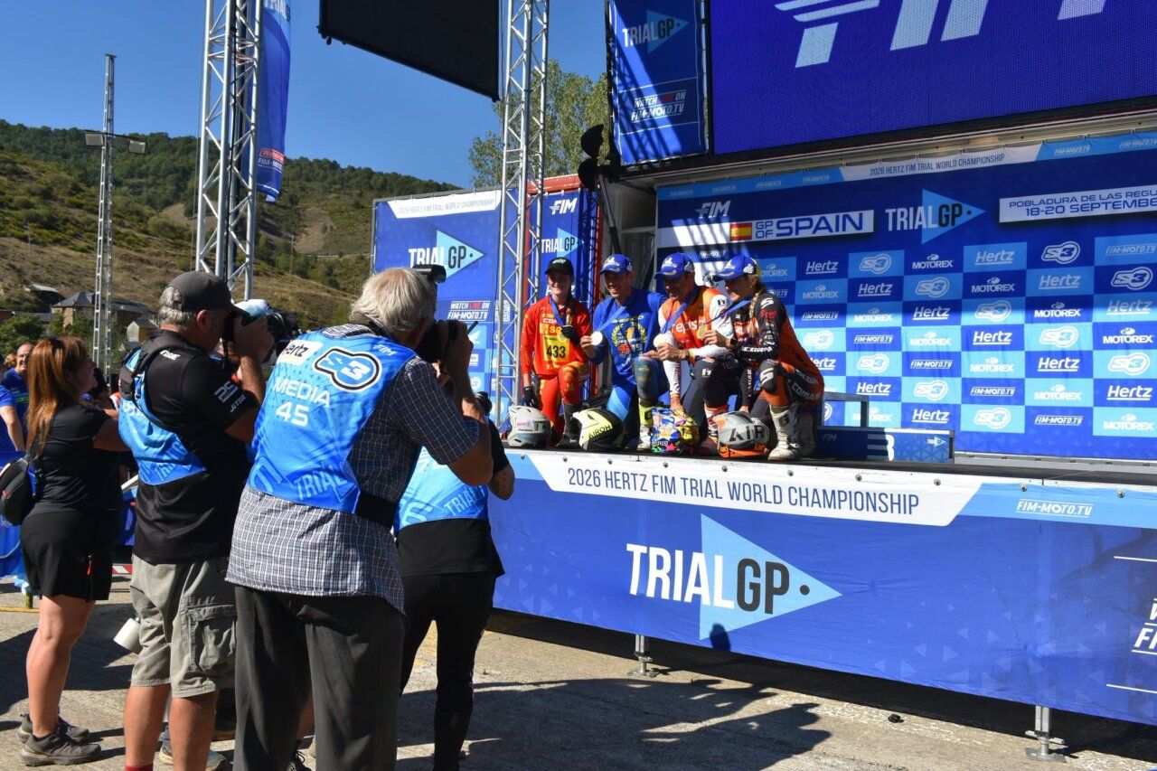 Pilotos en el podio del Campeonato del Mundo de Trial 2026 en Pobladura de las Regueras
