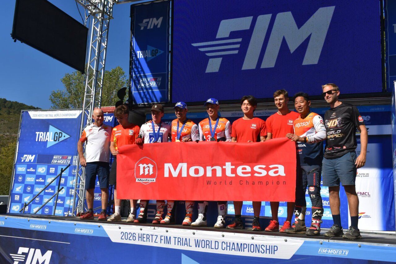 Pilotos en el podio del Campeonato del Mundo de Trial 2026 en Pobladura de las Regueras