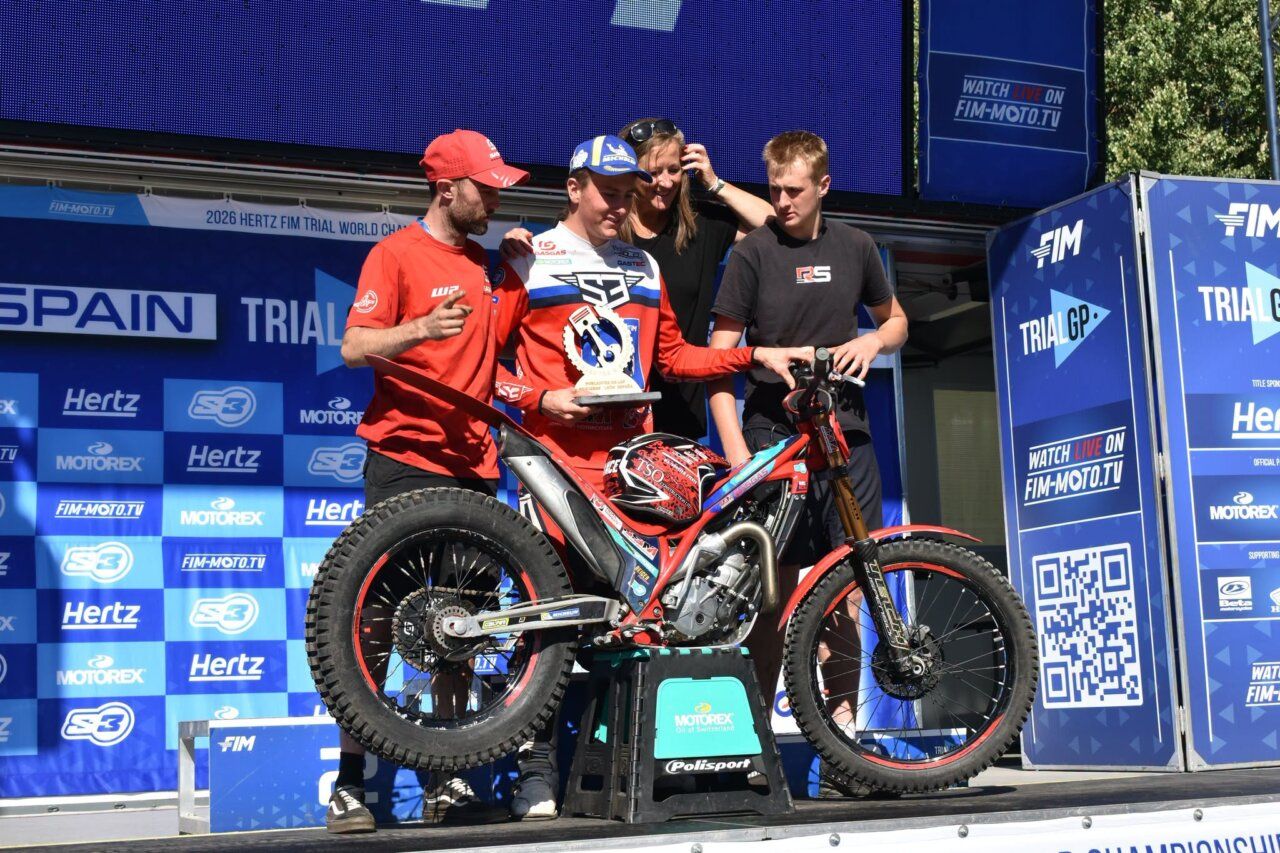 Pilotos celebrando en el Campeonato del Mundo de Trial 2026 en Pobladura de las Regueras