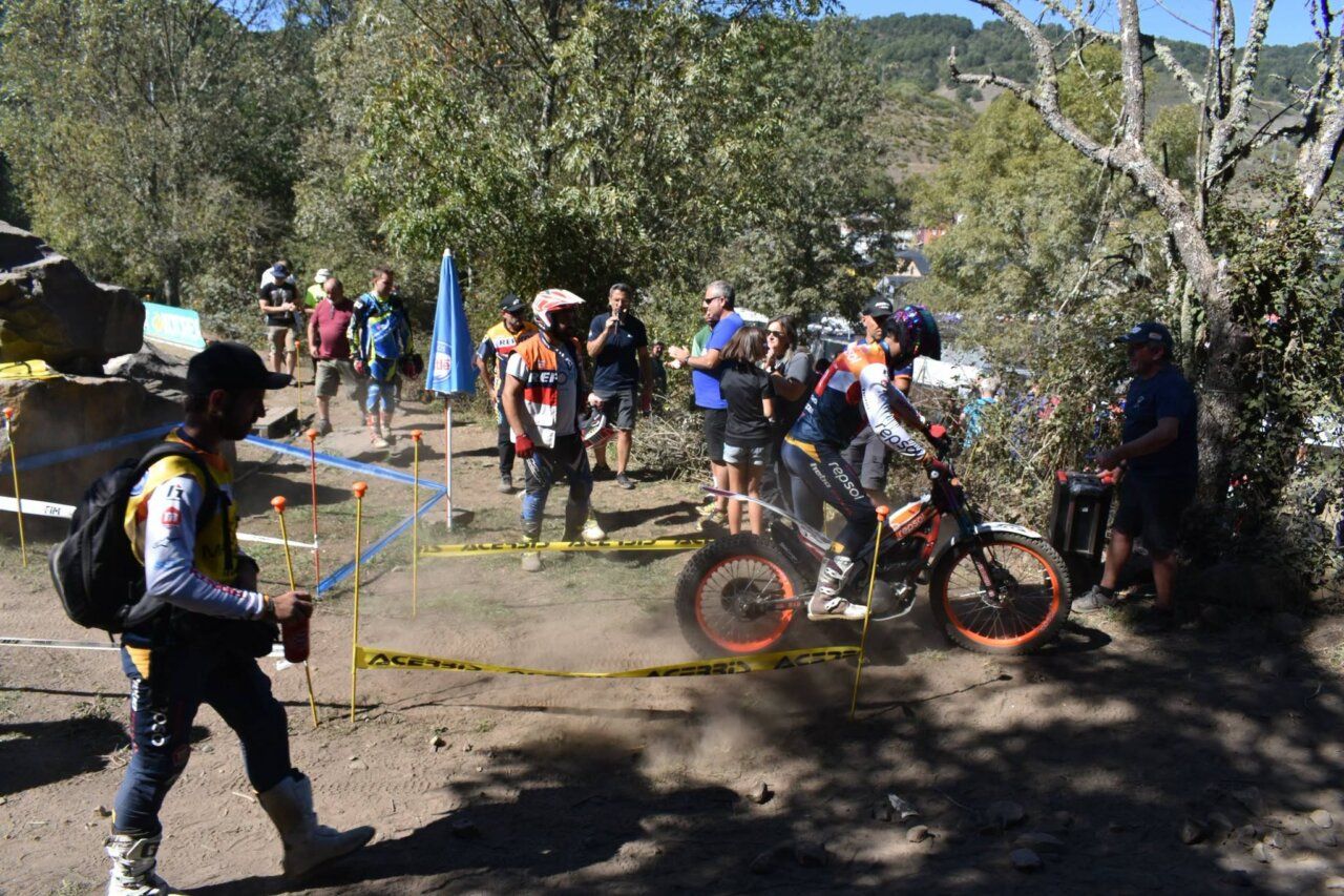 Pilotos compitiendo en el Campeonato del Mundo de Trial 2026 en Pobladura de las Regueras