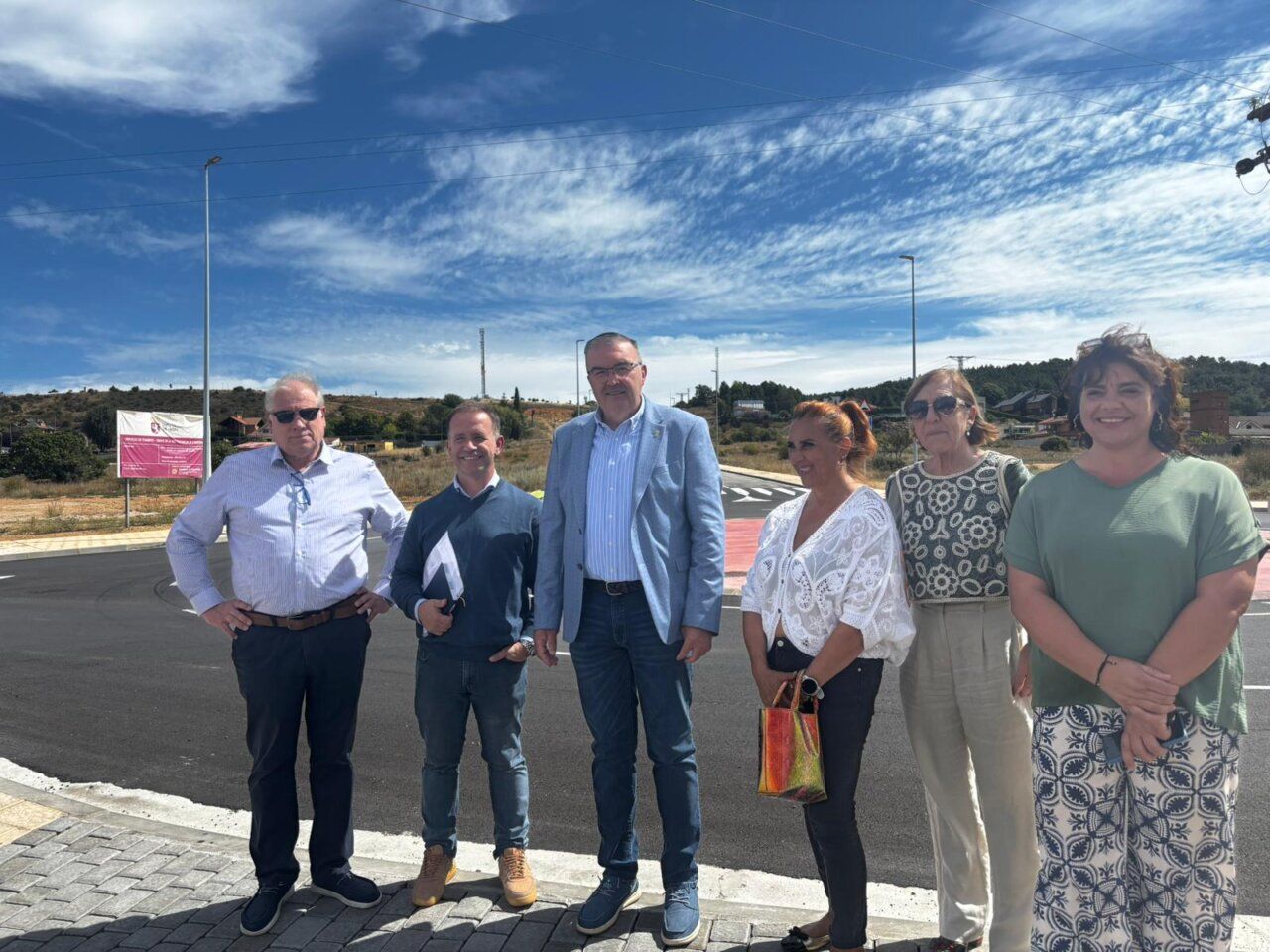 Inauguración de una nueva glorieta en Carbajal de la Legua con autoridades locales.