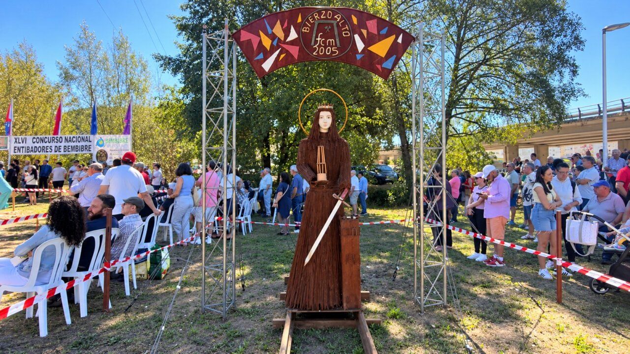 Escena del XLVI Concurso de Entibadores en Bembibre con participantes y público.